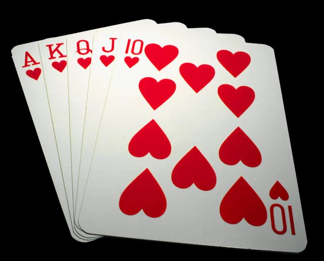 Jakie karty wygrywają w pokerze? Poznaj mocne układy kart